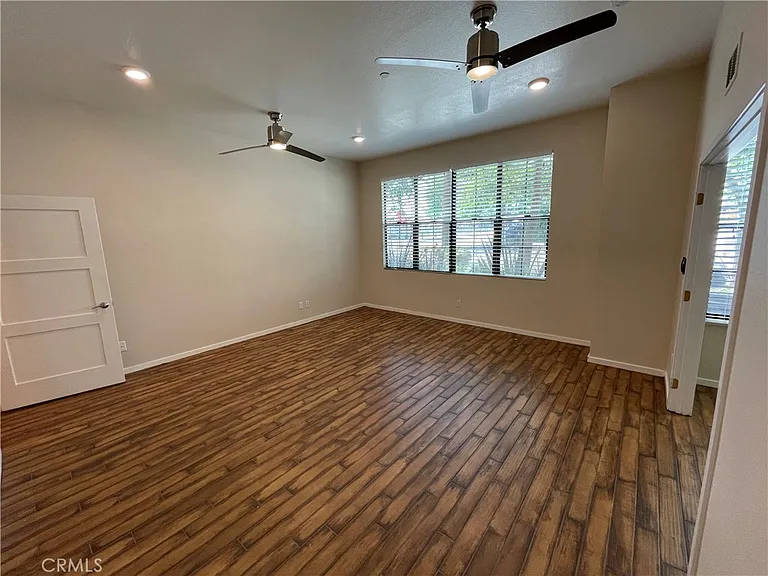 501 W Maple Ave — Photo 17
