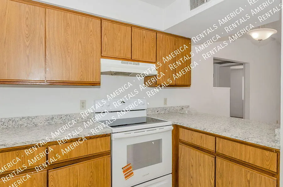 West side 2 bedroom townhome — Photo 2