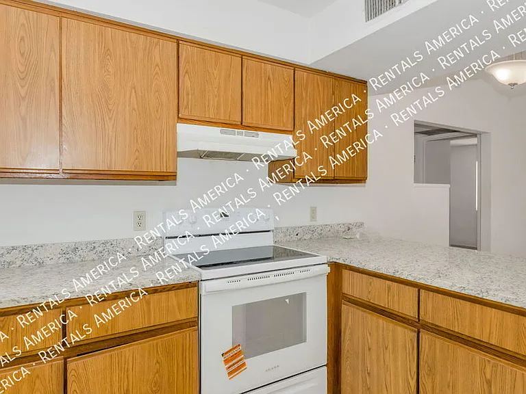 1366 N Riverview Blvd — Photo 2