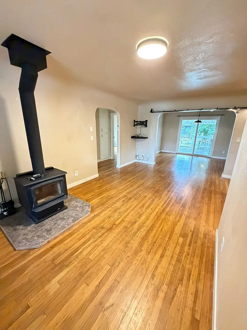 3 Bedroom with Large back yard and trailer parking! — Photo 2