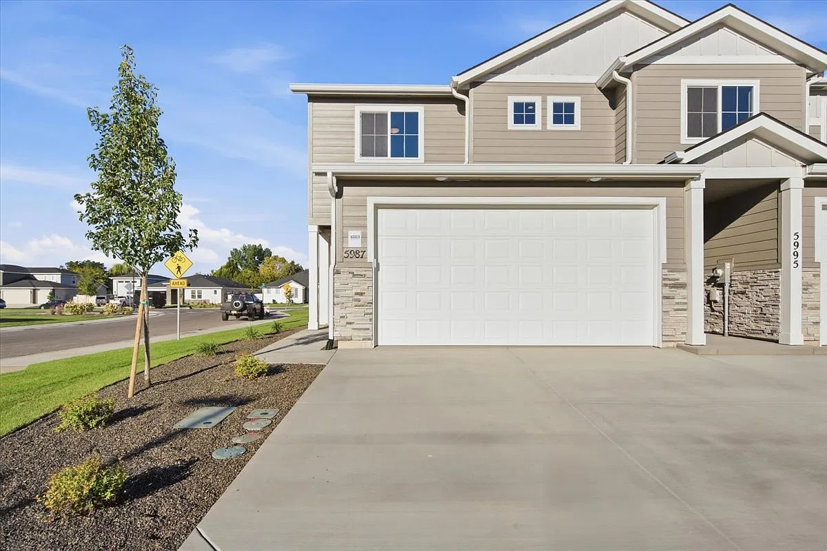 3 bed, 2.5 bath, 1742 sqft, $2,595 — Photo 2