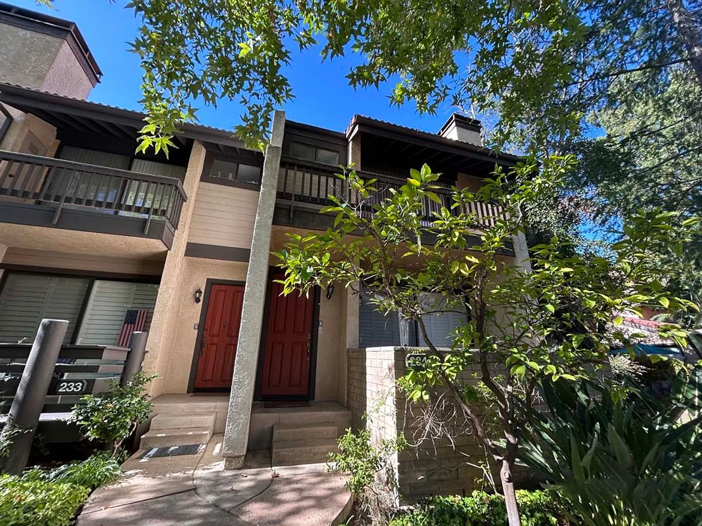 Spacious 4 bedroom 2.5 bath Condo for rent in Woodland Hills! — Photo 2