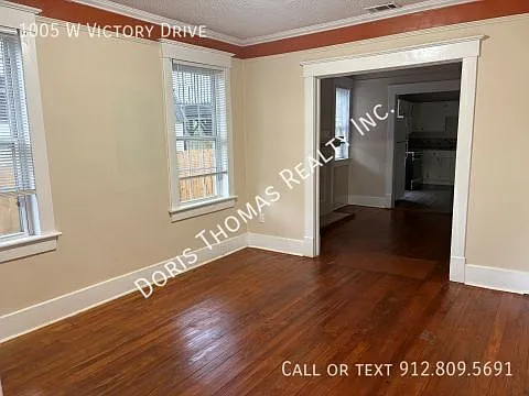 Building Photo - 1005 W Victory Dr