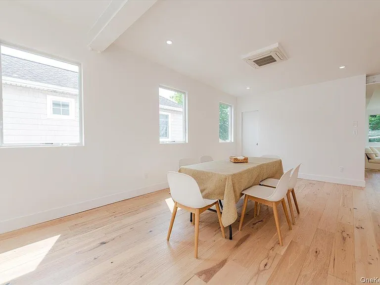 2105 Bay Blvd — Photo 6
