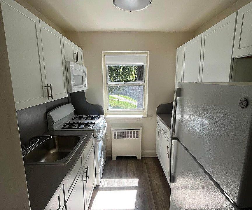 2nd image of 10 Stratford Ave #3B
