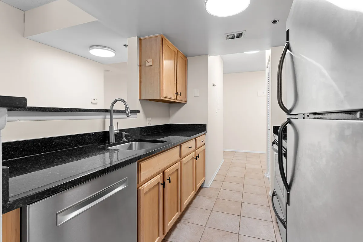 Building Photo - 1001 N Vermont St #211