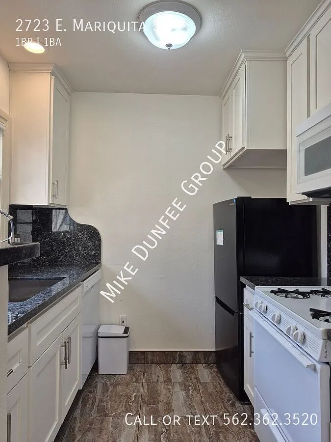 Available Now - Bright Upstairs 1 Bedroom 1 Bathroom Plus Office — Photo 2