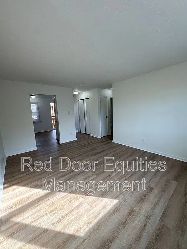 129 W Walnut St — Photo 3