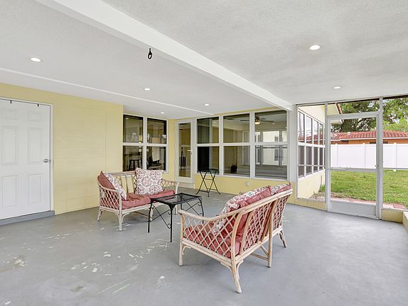 5th image of 907 SE 12th Ave