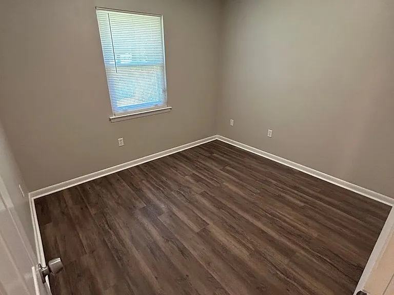 1747 Kings Way — Photo 6