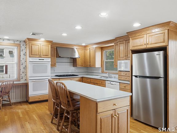 4th image of 90 Woodland Avenue