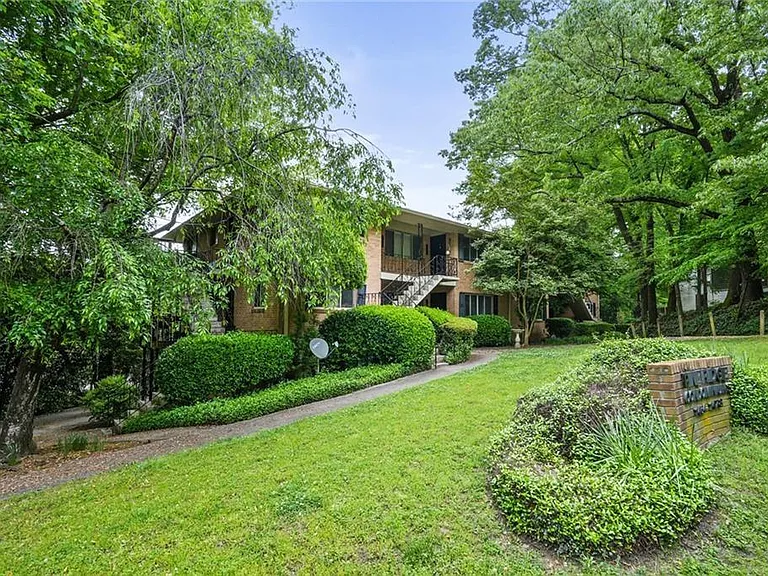 1466 E Rock Springs Rd NE — Photo 23