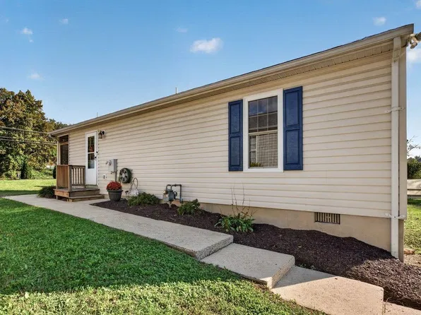 1447 N Delphine Ave, Waynesboro, VA 22980