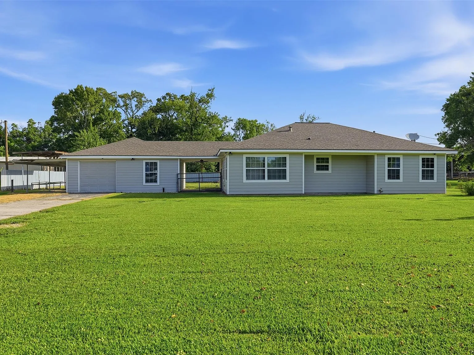 3 bed, 2.0 bath, 1372 sqft, $1,700 — Photo 1