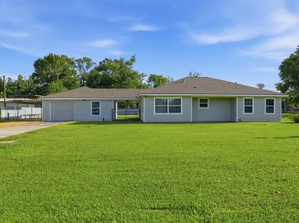 212 Jones Rd, Highlands, TX 77562