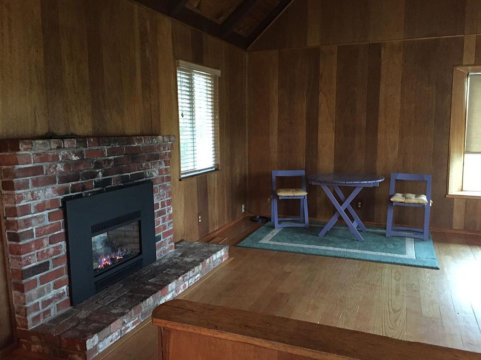 Living room / fireplace