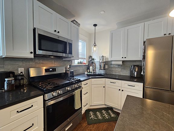 3rd image of 839 Brewster St #1