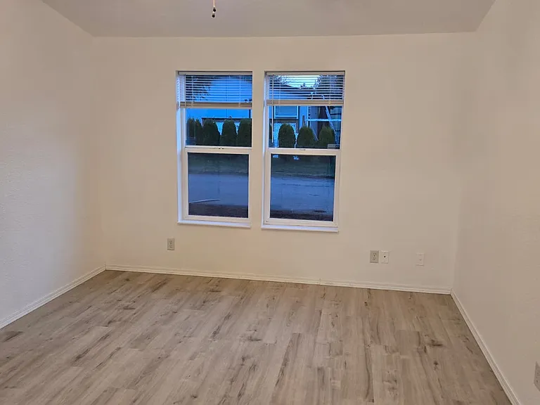265 SE Port Ave — Photo 9