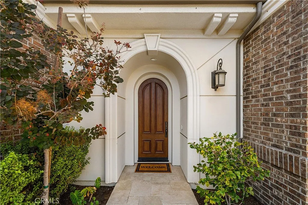 5 bed, 4.5 bath, 4870 sqft, $9,500 — Photo 3