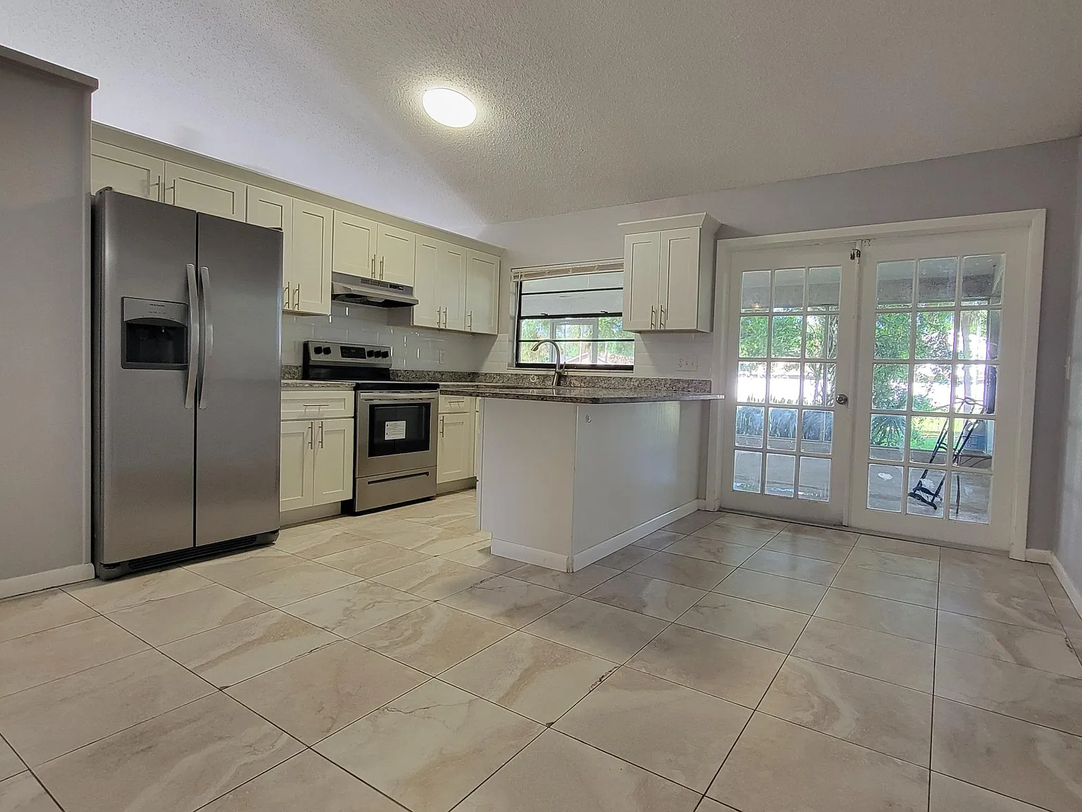 3 bed, 1255 sqft, $1,900 — Photo 3