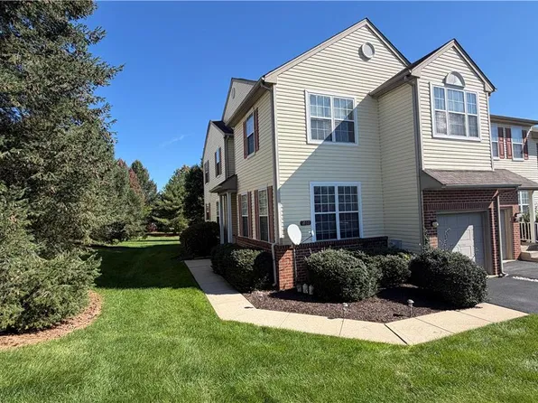 8100 Cross Creek Cir, Breinigsville, PA 18031