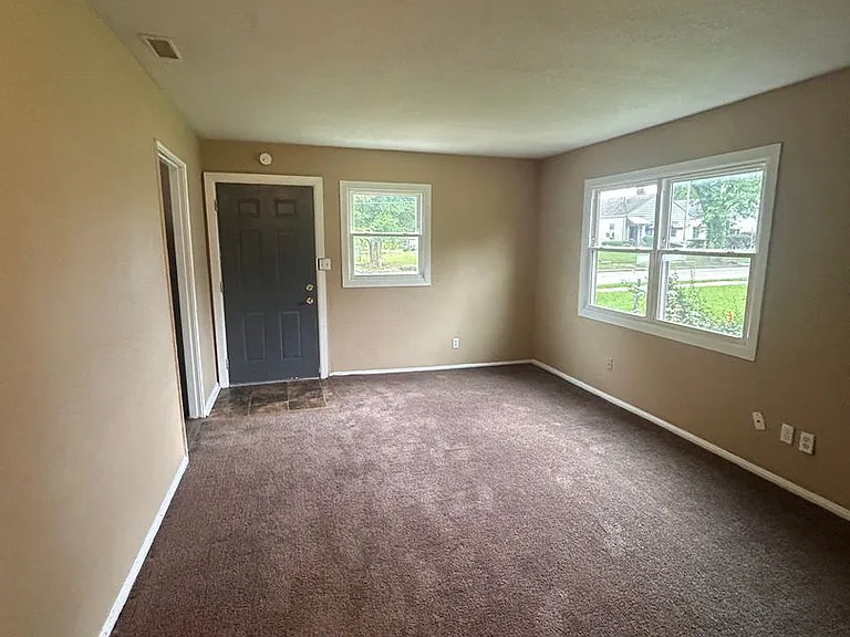 4206 Lillie St — Photo 2
