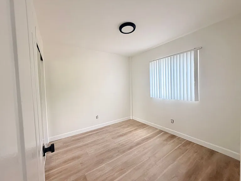 1815 S Burlington Ave — Photo 8