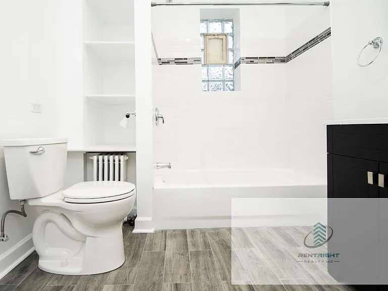 646-48 W Roscoe St #646 — Photo 8