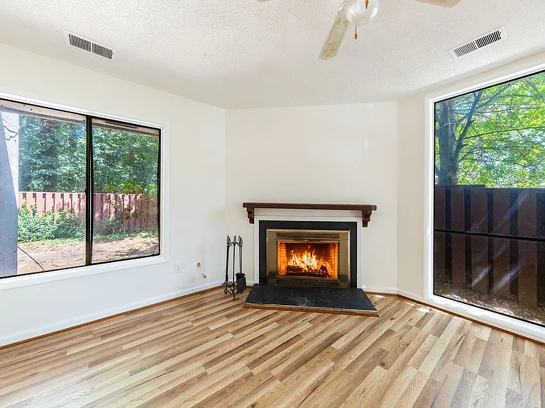 2232 Southgate Sq — Photo 7