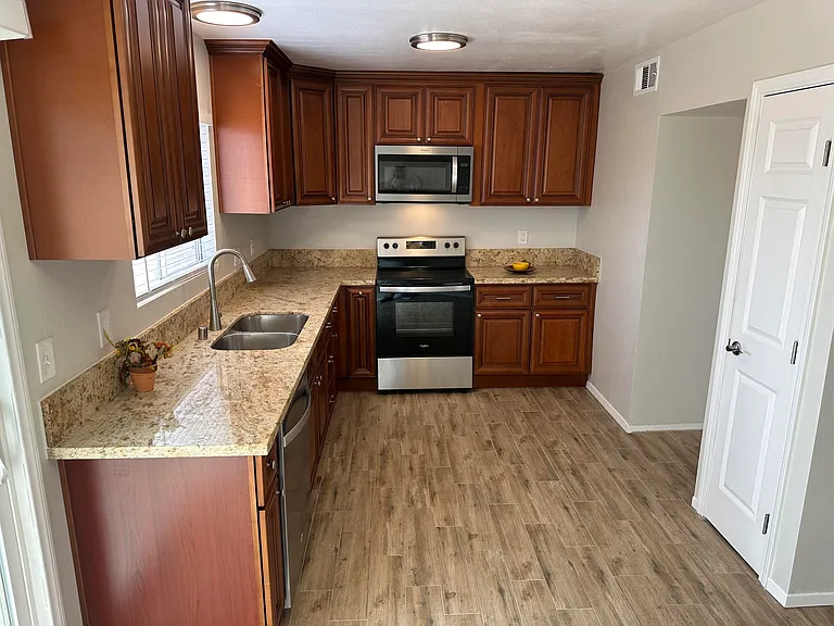25863 Pacific St #7 — Photo 7