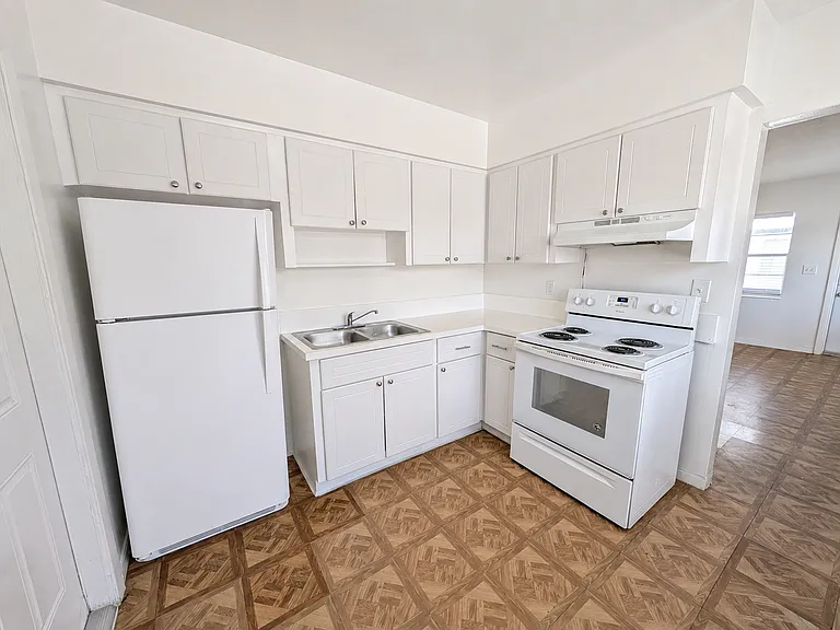 2111 Roosevelt St — Photo 6