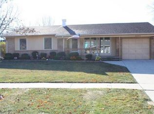 255 Tanglewood Dr, Elk Grove Village, IL 60007