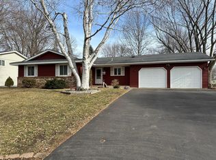 1043 Pierce St S, Shakopee, MN 55379