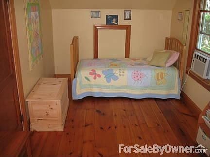 Bedroom 2 : Sunny bedroom with pumpkin pine floors.