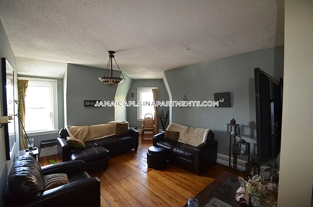 3 bed, $2,500 — Photo 2