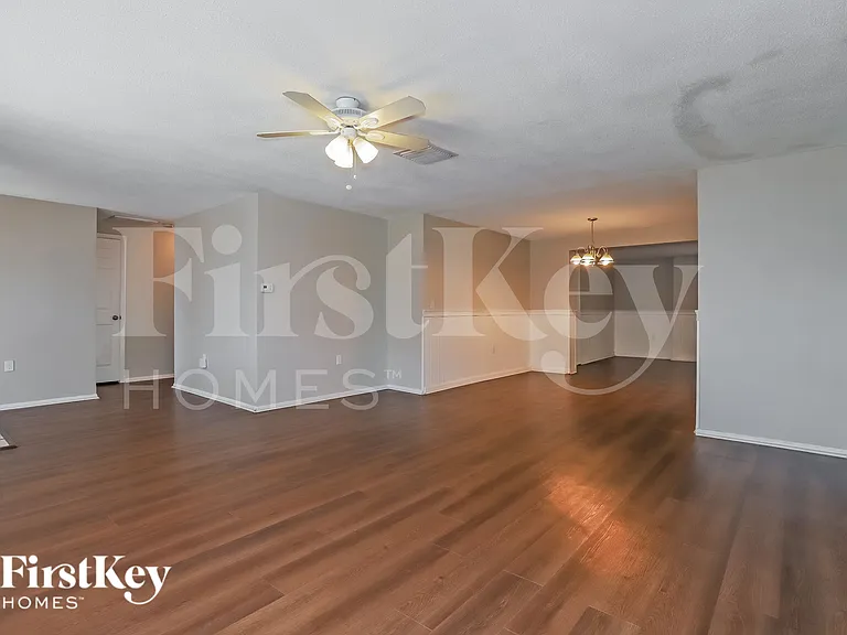 10805 Piccadilly Rd — Photo 2