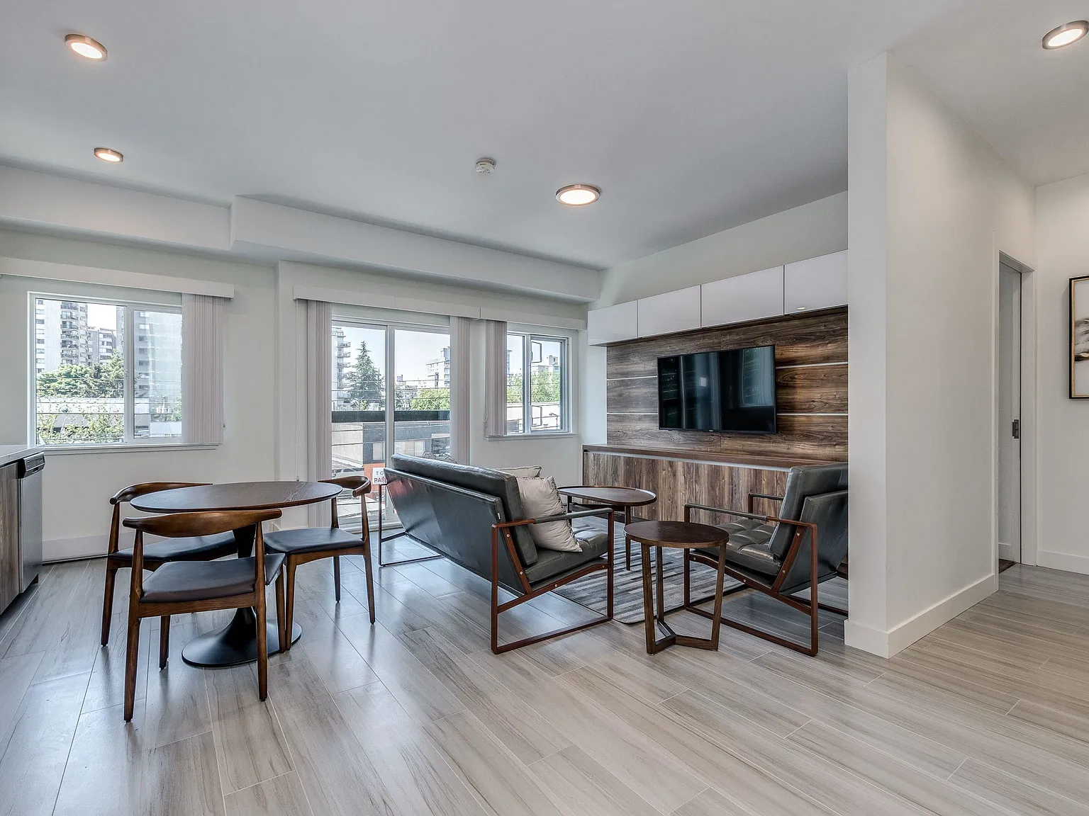2 bed, 735 sqft, $3,950 — Photo 2