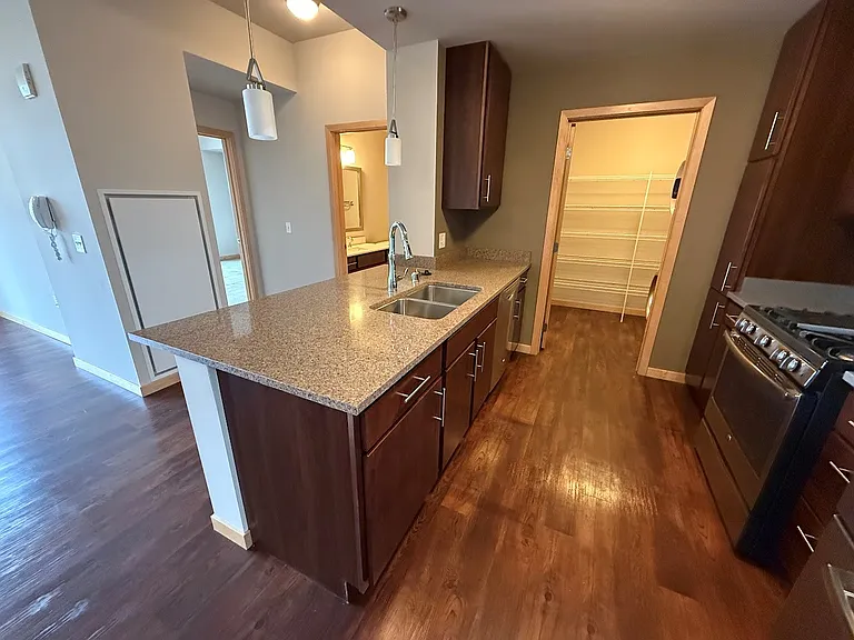 Venture Luxury High Rise — Photo 127
