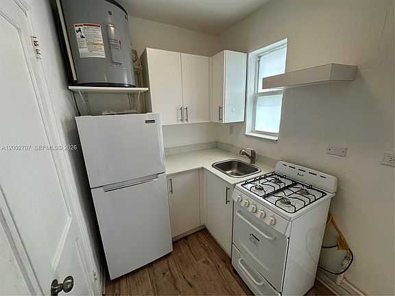 4th image of 480 SW 10th St APT 8