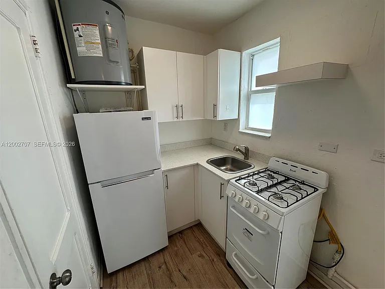 480 SW 10th St #8 — Photo 4