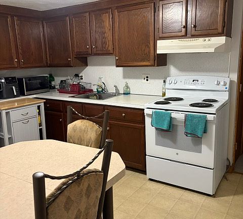 3rd image of 385 River St