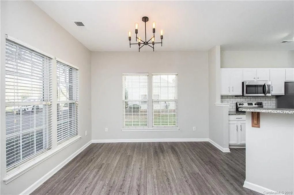2 bed, 2.5 bath, 1482 sqft, $2,100 — Photo 3