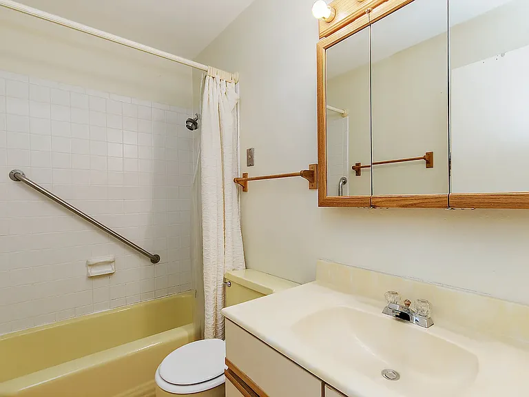 1000 Jackson Ave — Photo 12