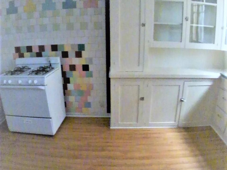 2nd image of 1221 S Norton Ave