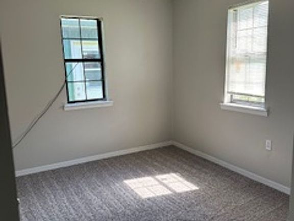 3rd image of 815 Fairview Dr
