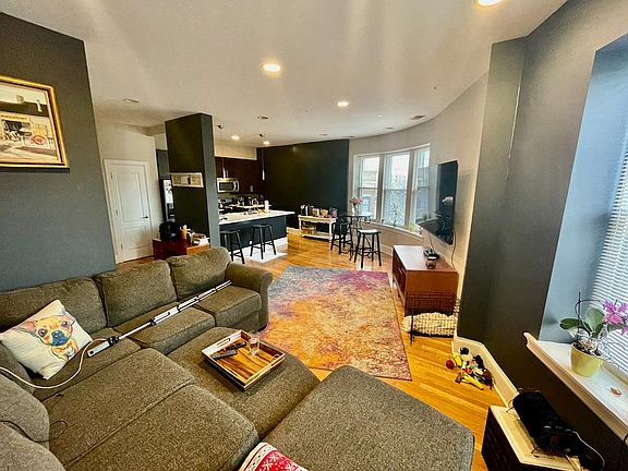 5th image of 4668 N Broadway St APT 203