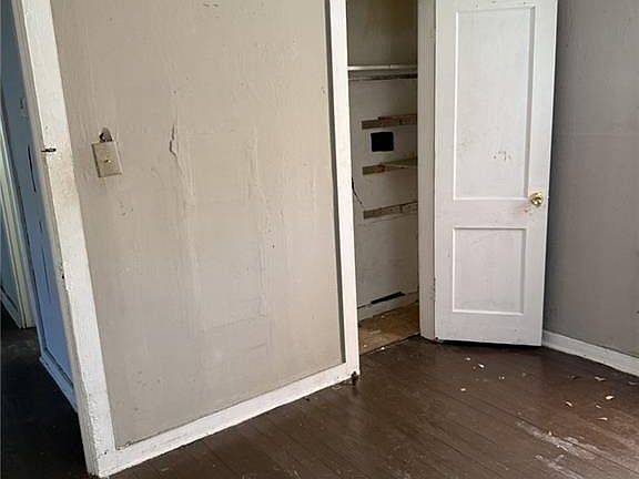 5th image of 2006 Edwards Ave