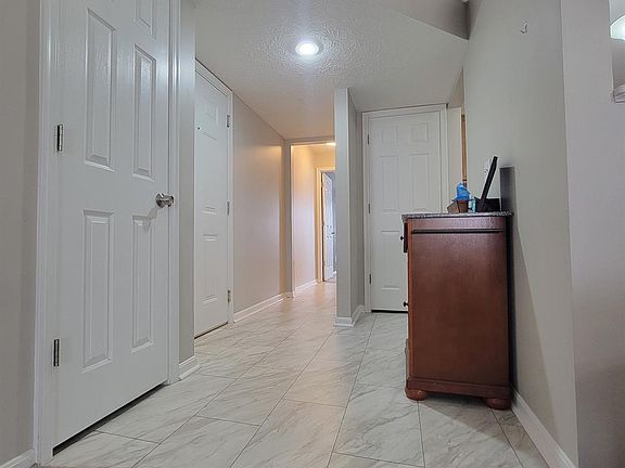 2nd image of 100 Gateway Dr APT L
