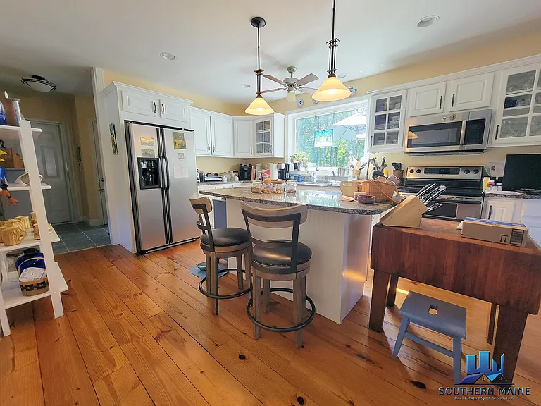 50 Hawthorne Ln — Photo 2