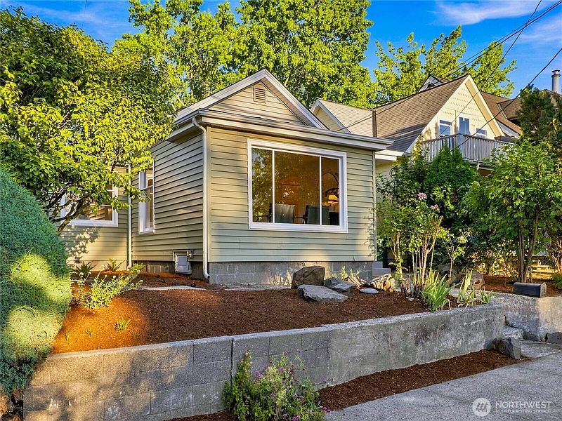 4th image of 6542 Greenwood Avenue N